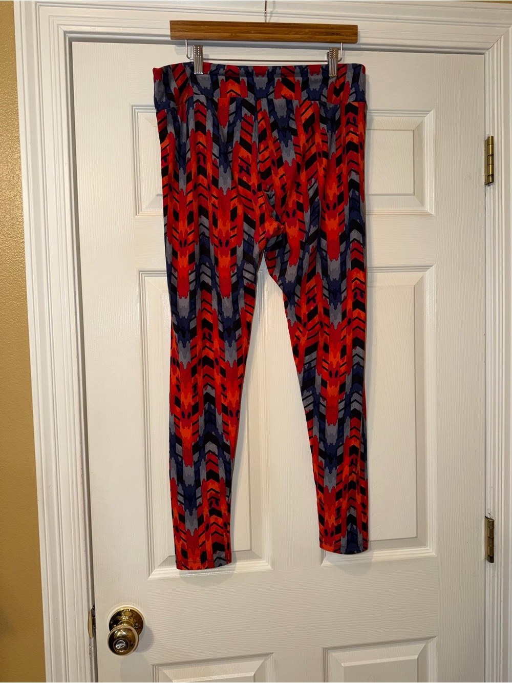 LuLaRoe Red & Navy Chevron Print Leggings. Euc - Picture 3 of 4